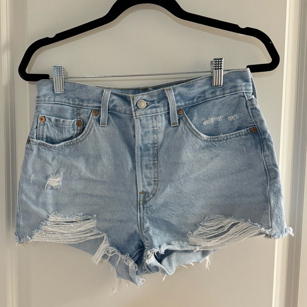 Levi’s 501 Jean Shorts Light Wash - Picture 4 of 7